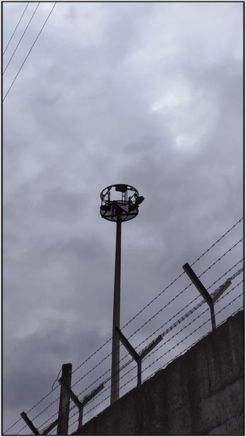 farolas sobre un muro con alambrada en la ribera de deustu, a la salida de la discoteca mao mao beach