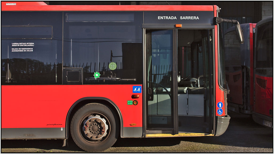 un bilbobus aparcado en cocheras con las puertas abiertas