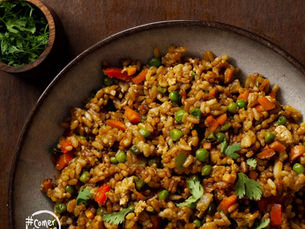 Arroz frito con verduras alto en proteína