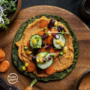 Hummus sobre tortilla de espinaca con espirulina