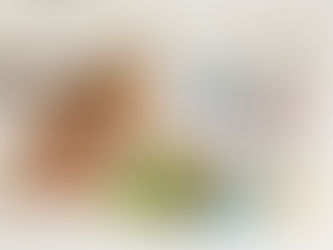 Dziewczynka bawi się polskim interaktywnym plakatem edukacyjnym – nauka języka przez zabawę