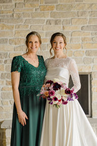 A bride and her mother hugging