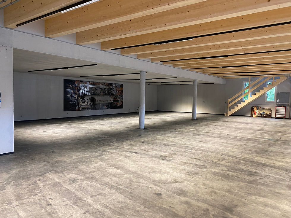 Einstellhalle für historische Fahrzeuge Innenansicht