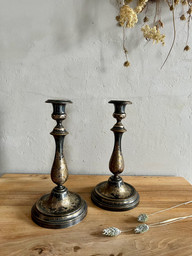 Paire de bougeoirs en laiton avec de jolis motifs