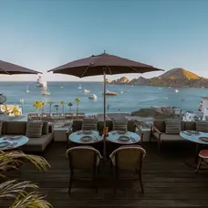 Restaurante con vista al mar