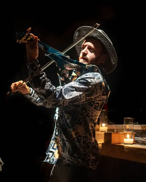show de violinista en vivo en Taboo
