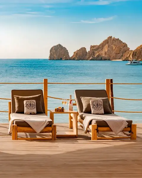 Camastros con vista al mar en Taboo Beach Club
