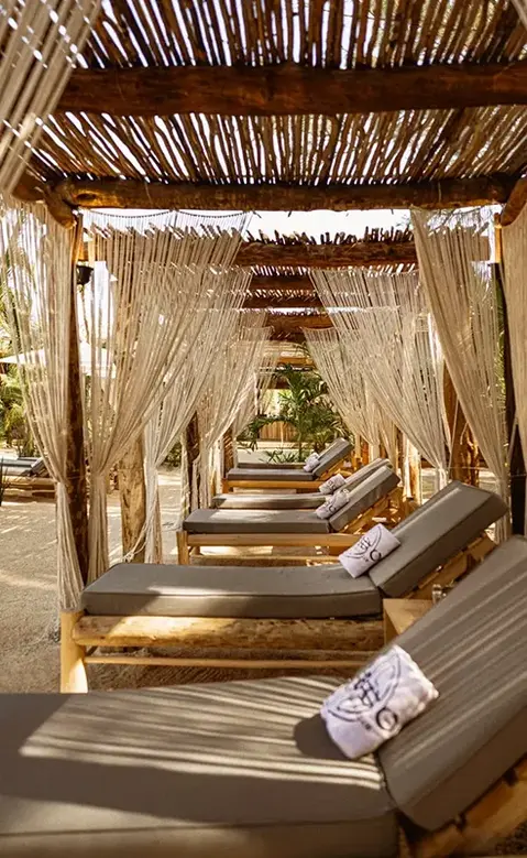 zona de camastros en Taboo Beach Club
