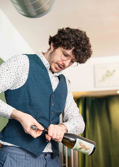 Sommelier maakt een fles wijn open