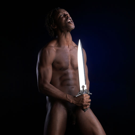 Homme torse nu, tête en arrière, tenant une épée lumineuse.