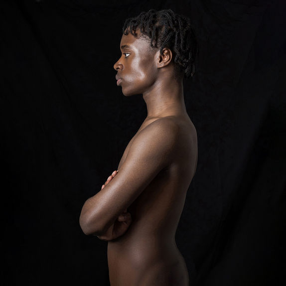 Homme de profil, torse nu, bras croisés