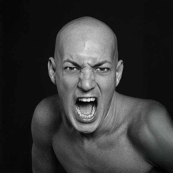 Homme chauve criant de colère