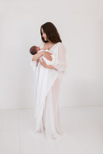 Mutter und Vater im Tageslicht Studio in Stäfa, fotografiert von Chantal Costan Fotografie Zürich
natürlich und innige Bilder, hell und reduziert