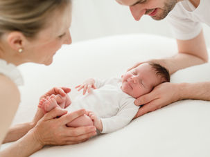 Neugeborenes mit Mutter und Vater im Tageslicht Studio in Stäfa, fotografiert von Chantal Costan Fotografie Zürich