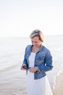 Chantal Costan Fotografie Zürich, Portrait am Meer mit weissem Kleid und Jeans Jacke
Deine Fotografin für Schwangerschaft, Neugeborene und Familien Fotografie
