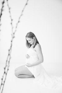 Natürliche sinnliche Schwangerschaftsbilder im Atelier blanc in natürlichem Licht in Zürich Stäfa.