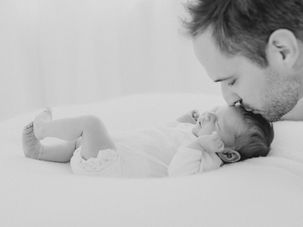 Mutter und Vater im Tageslicht Studio in Stäfa, fotografiert von Chantal Costan Fotografie Zürich
natürlich und innige Bilder, hell und reduziert