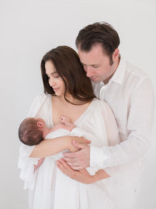 Mutter und Vater im Tageslicht Studio in Stäfa, fotografiert von Chantal Costan Fotografie Zürich
natürlich und innige Bilder, hell und reduziert