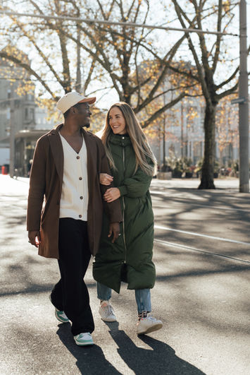 Wintershooting, Familienshooting und Paarshooting in der Stadt Zürich, Urban mit Details von Händen und Augen. Opernhaus Zürich