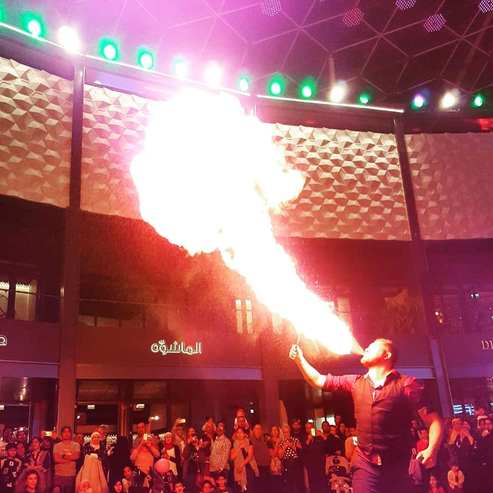 Vuurspuwer Tim Horsting vuurspuwen in Dubai