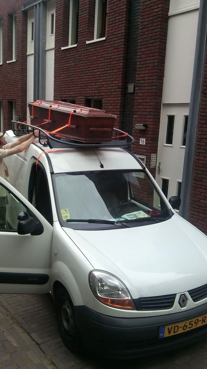 Doodskist op mijn auto bij het LEEFFestival 2015 (Straattheatervoorstelling Corpus Diem)