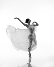 Tänzerin mit fliegenden Kleid fotografiert von Axel Brand