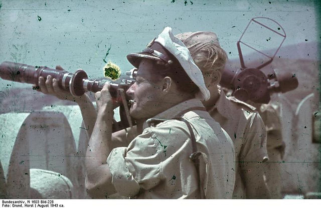 Bundesarchiv_N_1603_Bild-228,_Messina,_Bildberichter_auf_Flakturm