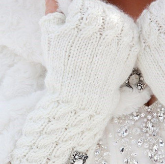 guantes blancos de lana para una novia el día de su boda