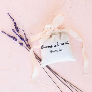 saco de lavanda pintado a mano para regalar en una boda