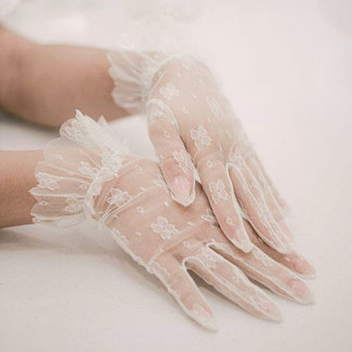 guantes de encaje para una novia el día de su boda