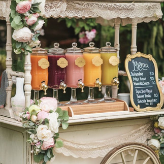 puesto de refrescos decorado con flores y en madera, todo muy natural