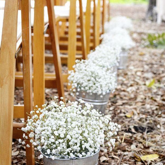 decoración flores pasillo hacia el altar boda