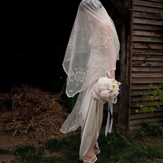 novia con velo bordado el día de su boda perfecta con toques clásicos