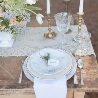 copas de vino y vajilla elegante y delicada para el día de tu boda personalizada
