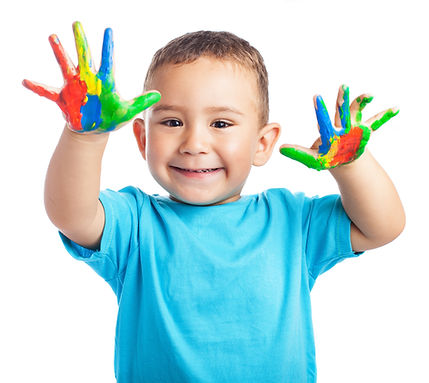 crianca-de-sorriso-com-as-maos-cheias-de-tinta (1).jpg