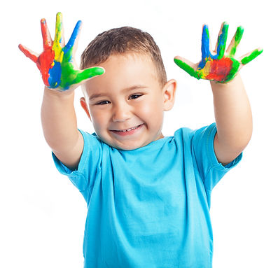 crianca-de-sorriso-com-as-maos-cheias-de-tinta.jpg