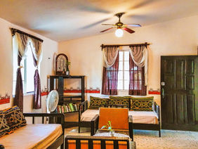 Livingroom with 2 single beds and hammocks