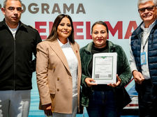 ENTREGA LA ALCALDESA CLAUDIA AGATÓN CONSTANCIAS A PESCADORES QUE PARTICIPARON EN EL CURSO DEL PROGRAMA "SEGURIDAD EN EL MAR"