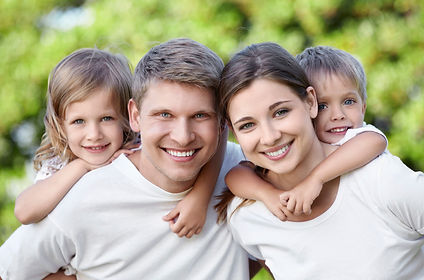 Men_Mother_Boys_Little_girls_Smile_Glanc