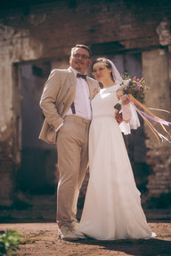 Hochzeitspaar vor altem Gebäude