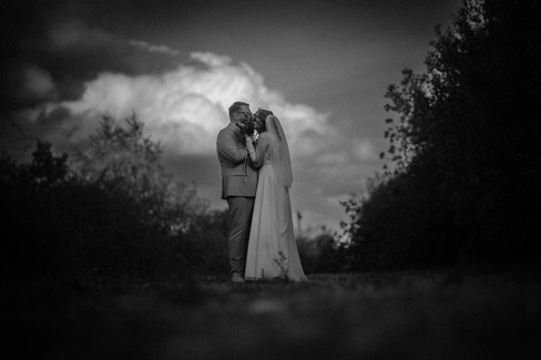 Braut und Bräutigam Hochzeitskuss