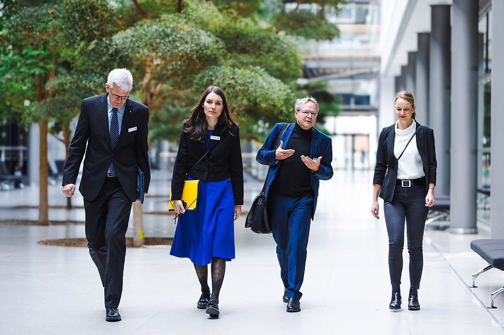 Staatssekretärin Tina Beer und Offizielle gehen in einer Reihe über die Leipziger Messe –