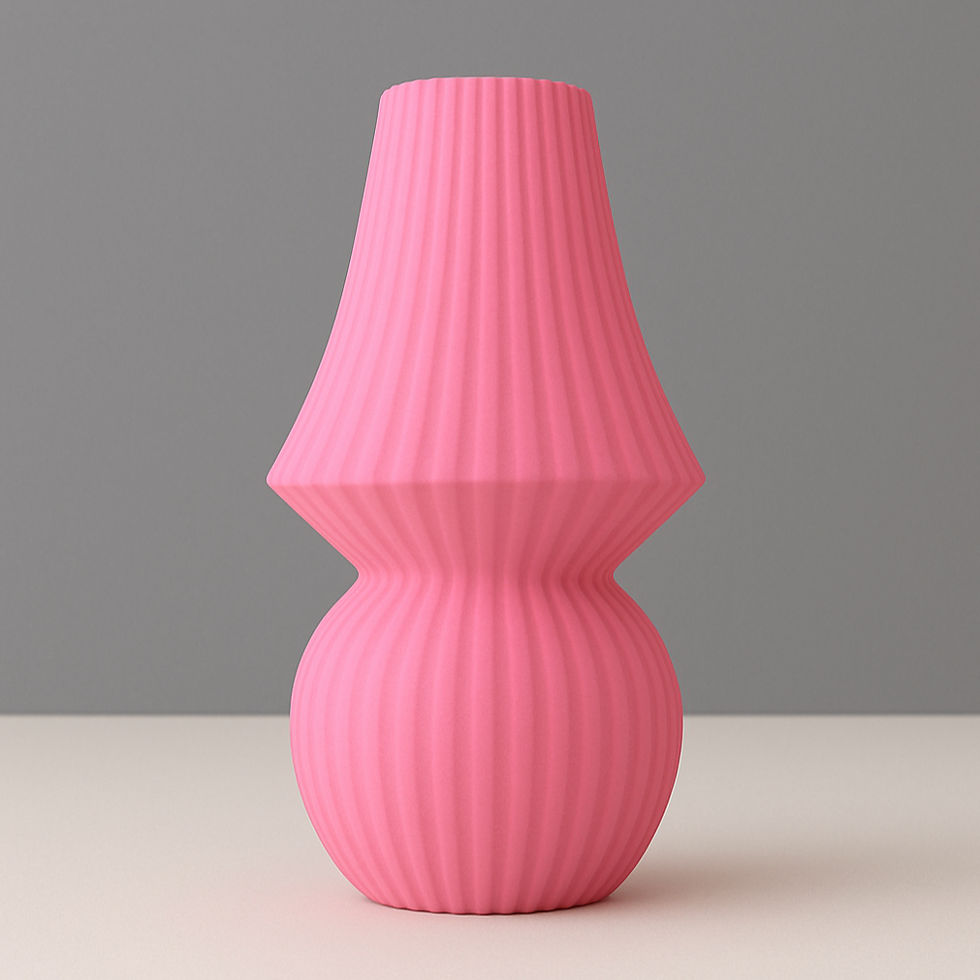 Miniatura: Vaso rosa com design listrado, fundo cinza e mesa branca. Fijki.