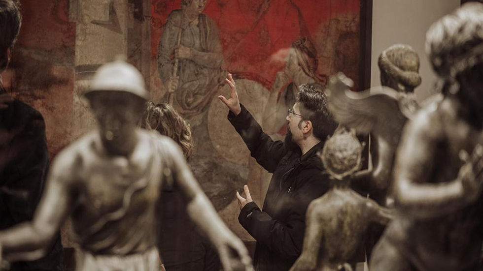 Thumbnail: Archaeological Museum of Naples with an archaeologist