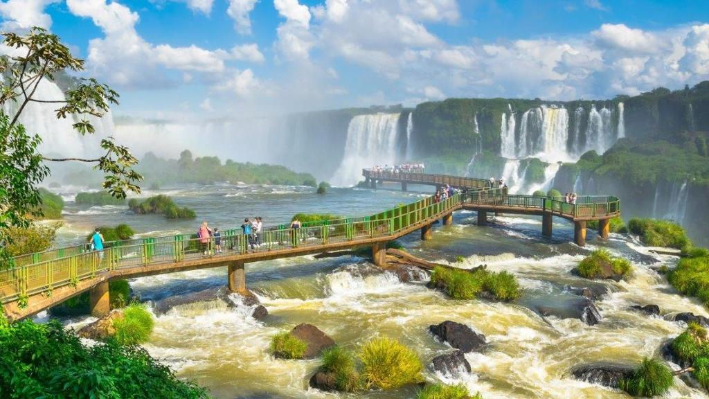 Explore Brazilian Side of Iguaçu Falls with Dreams Park Show and Airport Transf