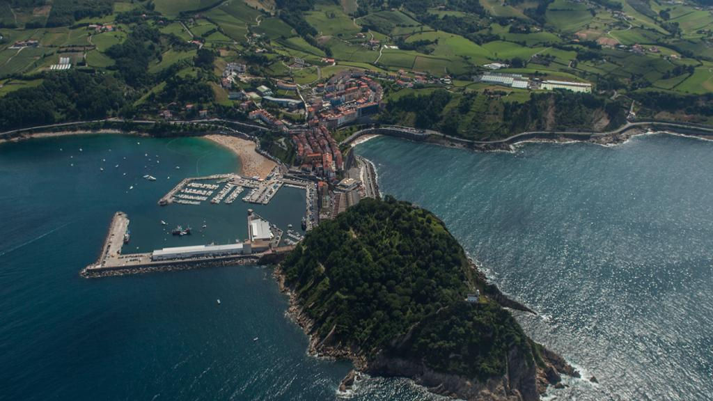 Private Tour: Car Disposal and Driver to Discover San Sebastian from Bilbao