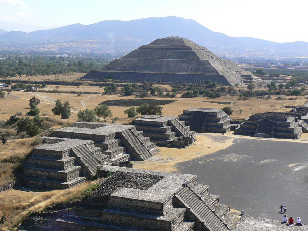 Teotihuacan, Guadalupe Basilica and The City - 2-Day Tour