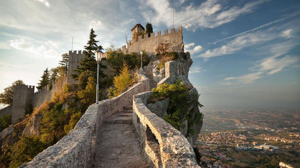 Discover San Marino with Lunch - Private Walking Tour