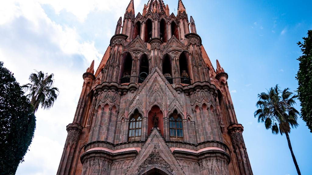 Discover the Most Important Monuments of the City – Walking Tour