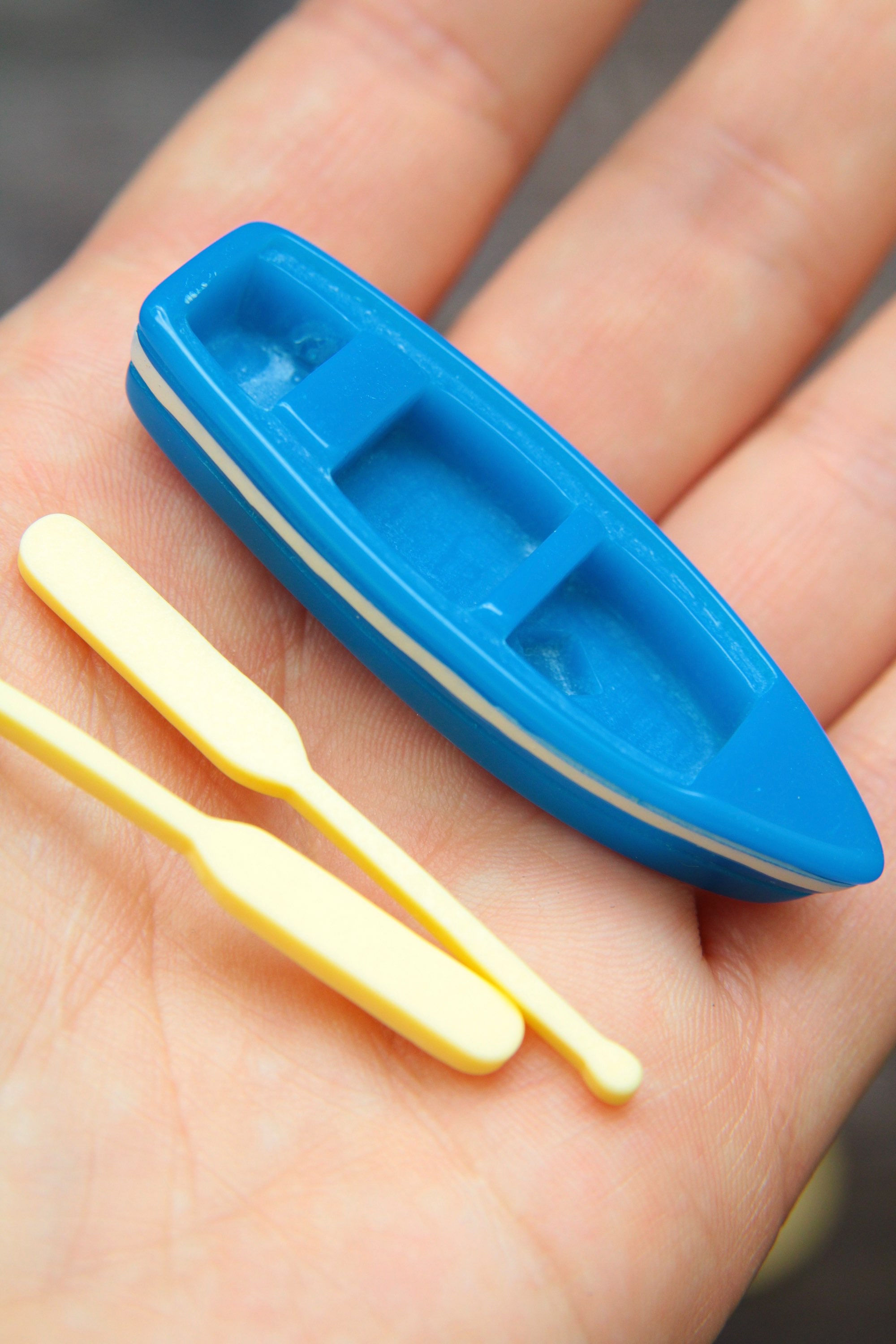 Barquito azul con remos